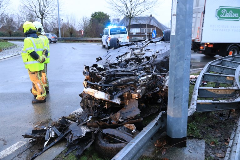 Man raakt gewond nadat hij met hoge snelheid over rotonde rijdt