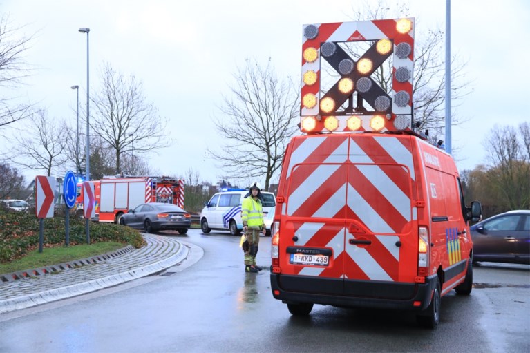 Man raakt gewond nadat hij met hoge snelheid over rotonde rijdt