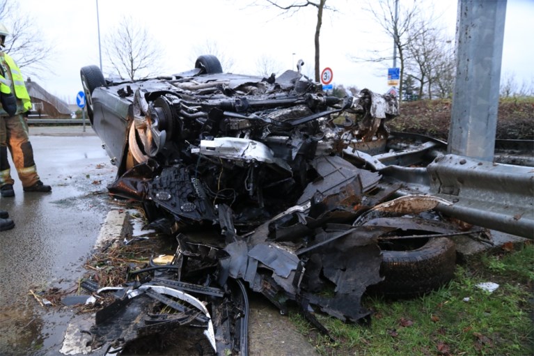 Man raakt gewond nadat hij met hoge snelheid over rotonde rijdt