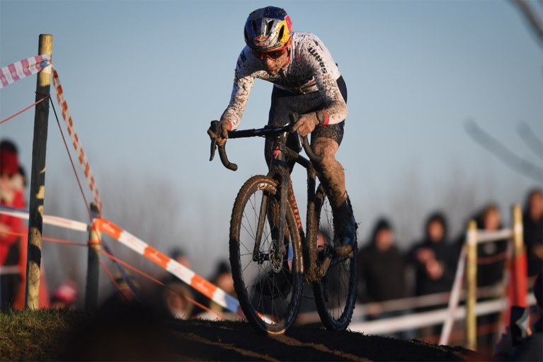 Nieuw jaar, oude gewoonten: Mathieu van der Poel soleert in gloednieuwe outfit naar de zege in GP Sven Nys