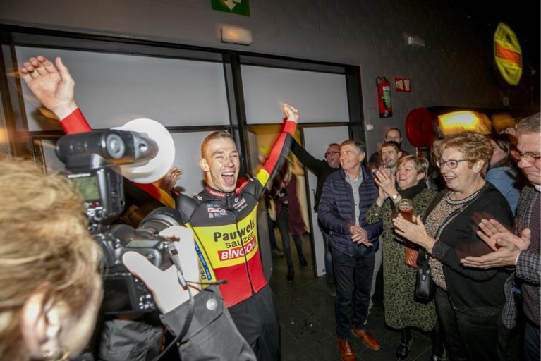 Honderden fans vieren kampioenstitel Laurens Sweeck in Schriek: feest georganiseerd in zeven haasten