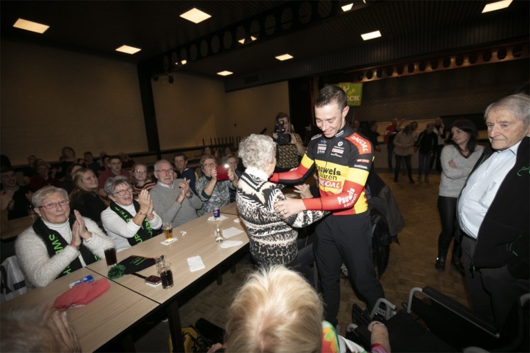 Honderden fans vieren kampioenstitel Laurens Sweeck in Schriek: feest georganiseerd in zeven haasten