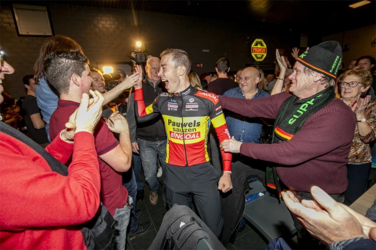 Honderden fans vieren kampioenstitel Laurens Sweeck in Schriek: feest georganiseerd in zeven haasten