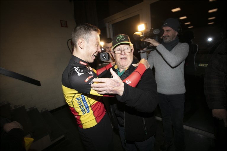 Honderden fans vieren kampioenstitel Laurens Sweeck in Schriek: feest georganiseerd in zeven haasten
