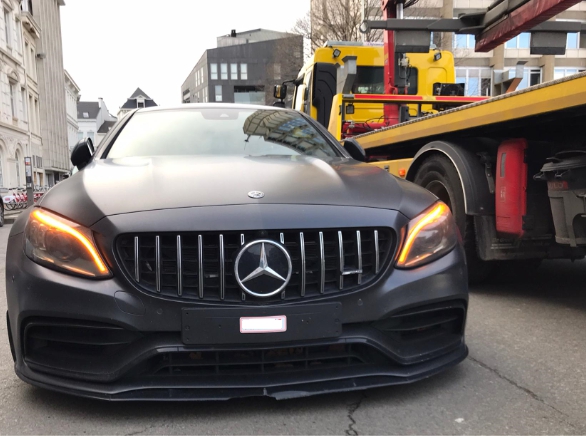 Bestuurder loopt tegen de lamp door sticker in plaats van nummerplaat