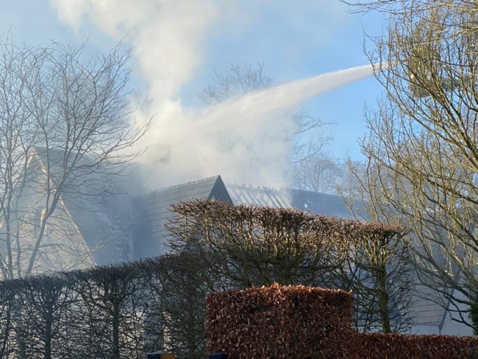 Uitslaande dakbrand zorgt voor grote schade in villa