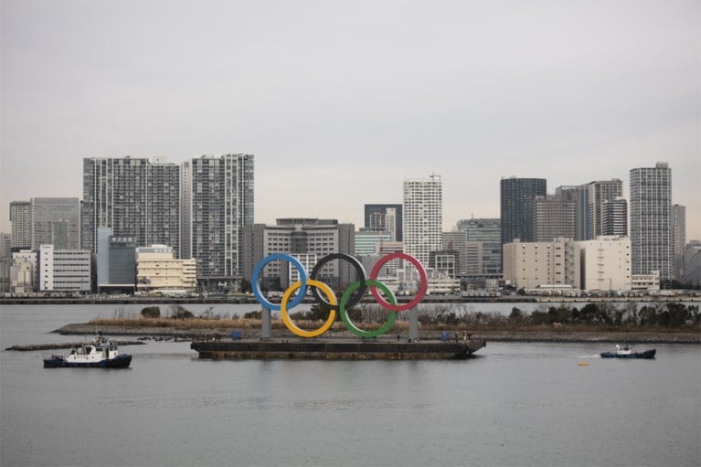 Gigantische olympische ringen zijn gearriveerd in Tokio
