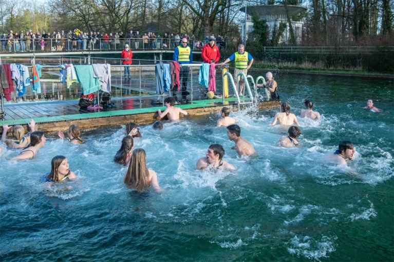 Bart De Wever en 500 andere dappere ijsberen springen in ijskoude zwemvijver