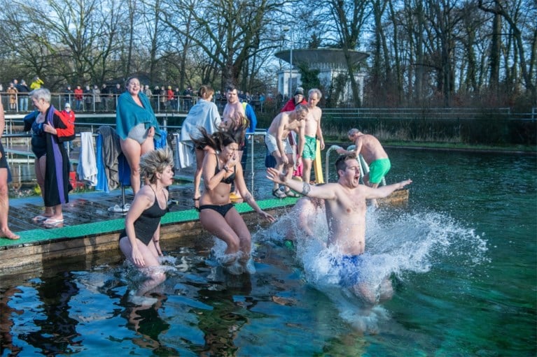 Bart De Wever en 500 andere dappere ijsberen springen in ijskoude zwemvijver
