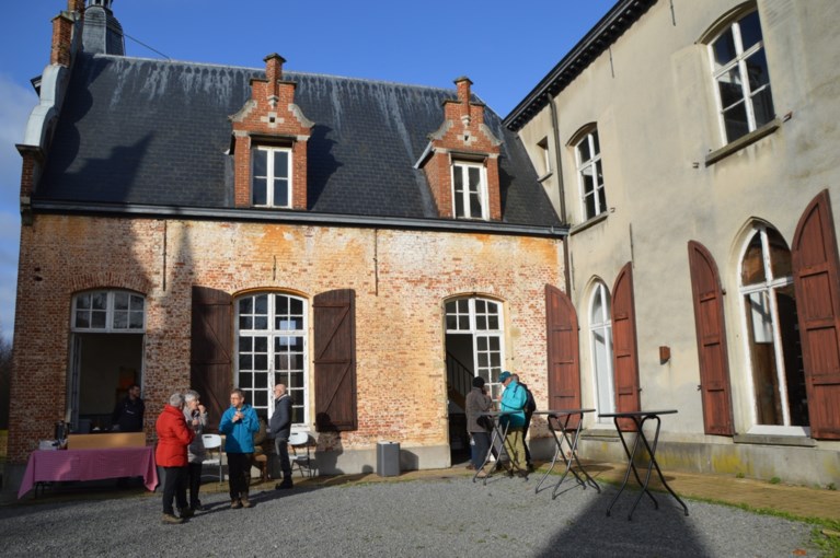 Honderden winterwandelaars ontdekken privé-kasteel