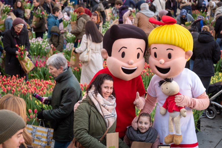 Grote tulpenpluk aan Centraal Station: 100.000 tulpen in amper drie uur allemaal weg