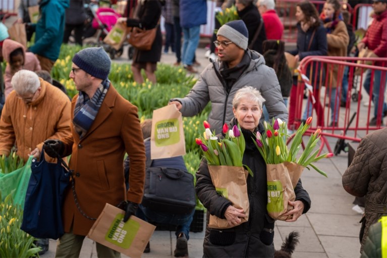 Grote tulpenpluk aan Centraal Station: 100.000 tulpen in amper drie uur allemaal weg