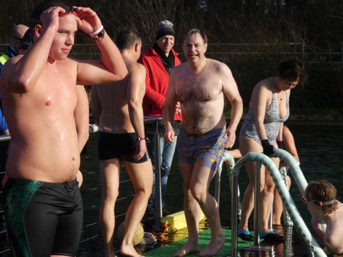 Bart De Wever en 500 andere dappere ijsberen springen in ijskoude zwemvijver