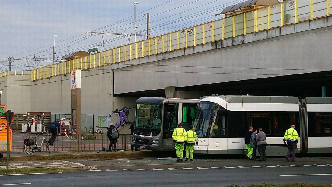 Tram ontspoort aan Groenendaallaan na botsing met bus