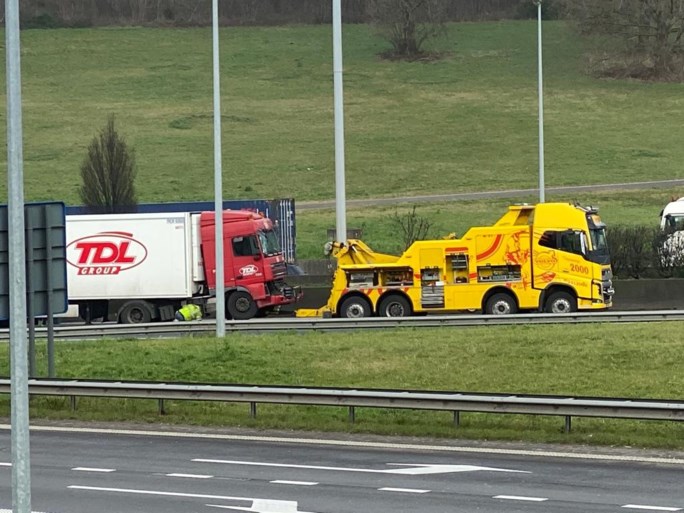 Grote hinder op Antwerpse Ring door ongeval met drie vrachtwagens en twee wagens