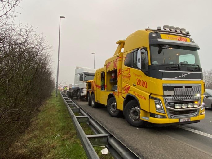 Grote hinder na kop-staartaanrijding op A12 in Zandvliet