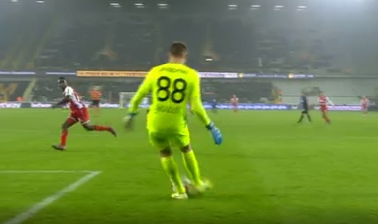 Blunder Mignolet helpt Zulte Waregem aan hoopgevend uitdoelpunt tegen Club Brugge: Big Si voelt zich even klein