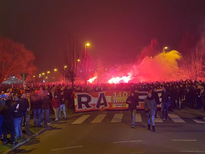 Corteo naar de Bosuil: Antwerpfans zetten bekeravond in gang met vuurwerk, spandoeken en luidkeelse gezangen