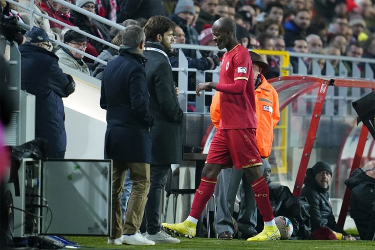 Didier Lamkel Zé doet het weer: penalty opeisen… en missen
