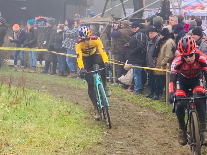 Wout van Aert maakt indruk in Zonnebeke maar de zege is voor Mathieu Van der Poel