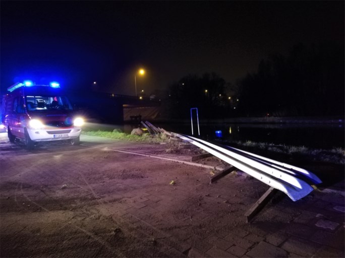 Bestuurder rijdt door vangrail en komt in Leuvense Vaart terecht