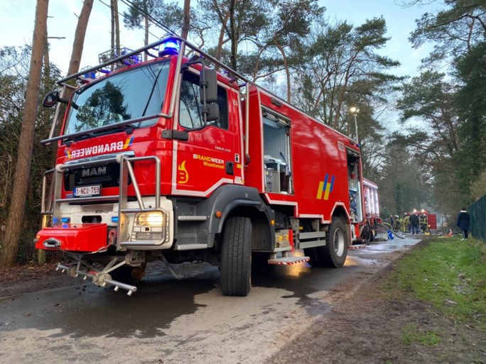 Moderne chalet zo goed als vernield door zware brand in Wuustwezel