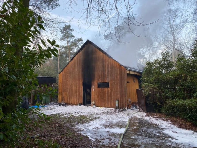 Moderne chalet zo goed als vernield door zware brand in Wuustwezel