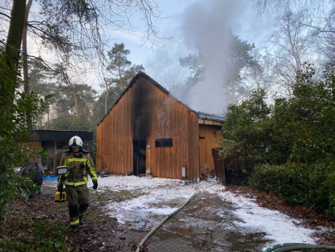 Moderne chalet zo goed als vernield door zware brand in Wuustwezel