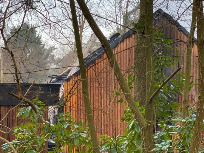 Moderne chalet zo goed als vernield door zware brand in Wuustwezel