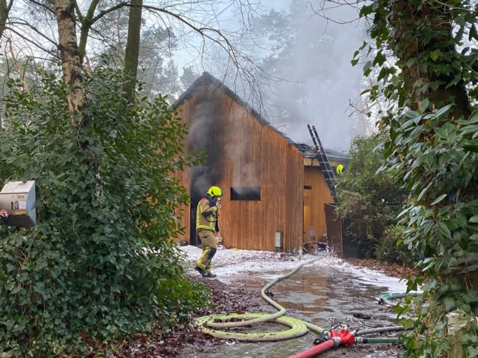 Moderne chalet zo goed als vernield door zware brand in Wuustwezel