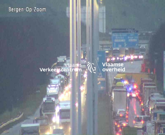 Vrachtwagen staat dwars over A12 richting Nederland: snelweg volledig versperd