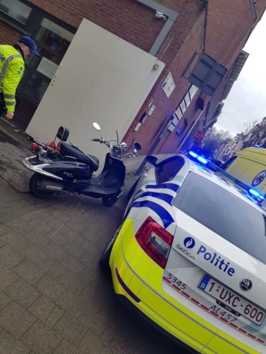 Politieman moet wegspringen voor vluchtende bromfietser