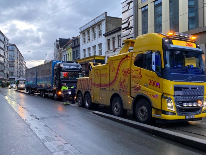 Vrachtwagen rijdt zich vast op trambedding