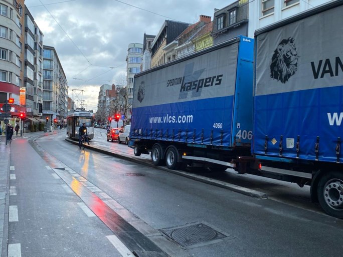 Vrachtwagen rijdt zich vast op trambedding