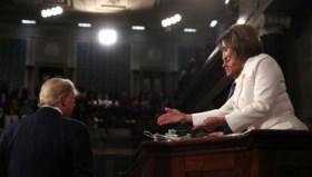Pelosi verscheurt speech van Trump na State of the Union