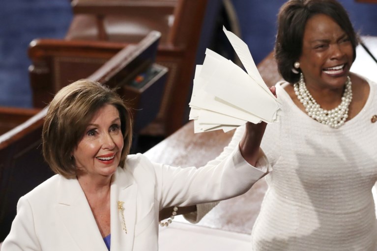 Pelosi verscheurt speech van Trump na State of the Union