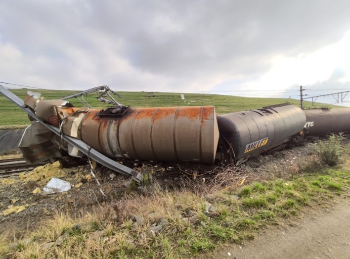 Locomotief en goederentrein botsen net voor Antigoontunnel: veel hinder voor goederenverkeer