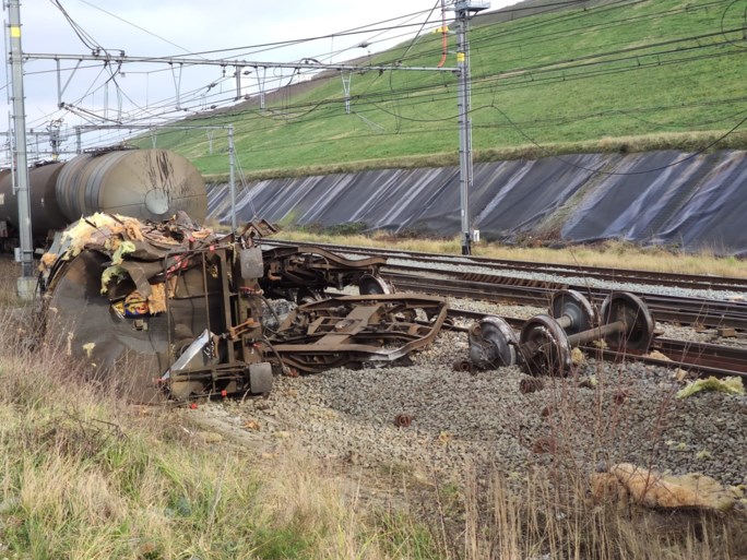 Locomotief en goederentrein botsen net voor Antigoontunnel: veel hinder voor goederenverkeer