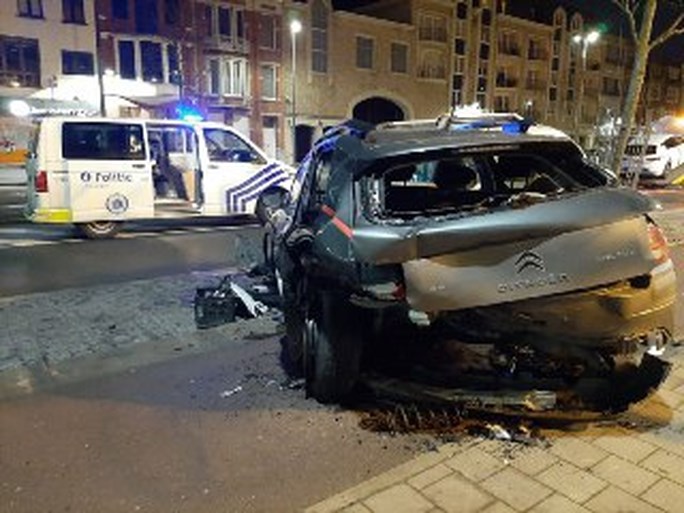 Dronken bestuurder richt ravage aan op Bredabaan