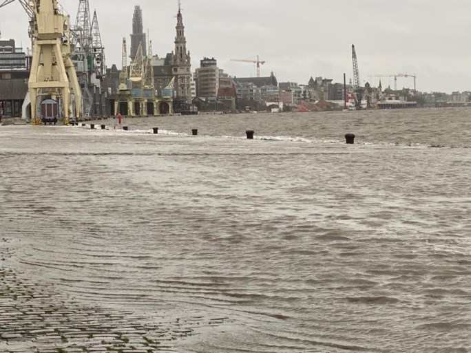 Waterkeringspoorten dicht wegens stormtij: water komt over blauwe steen