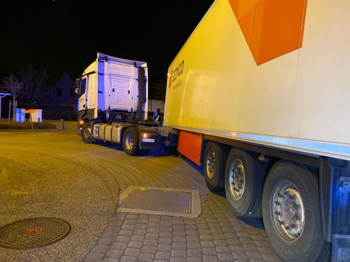 Oplegger komt los op rondpunt: takeldienst moet gevaarte weghalen