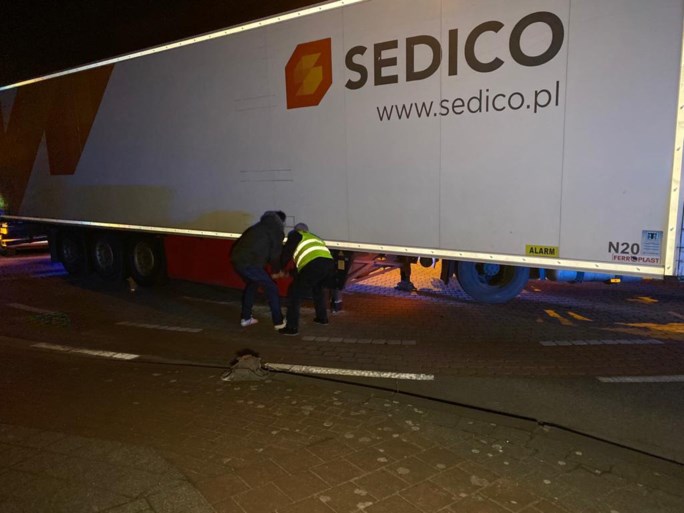 Oplegger komt los op rondpunt: takeldienst moet gevaarte weghalen