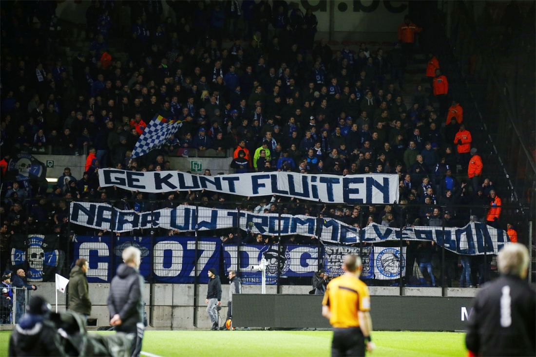 “Ge kunt fluiten naar uw trommelverbod!”: Genk-fans brengen sirene mee naar de Bosuil