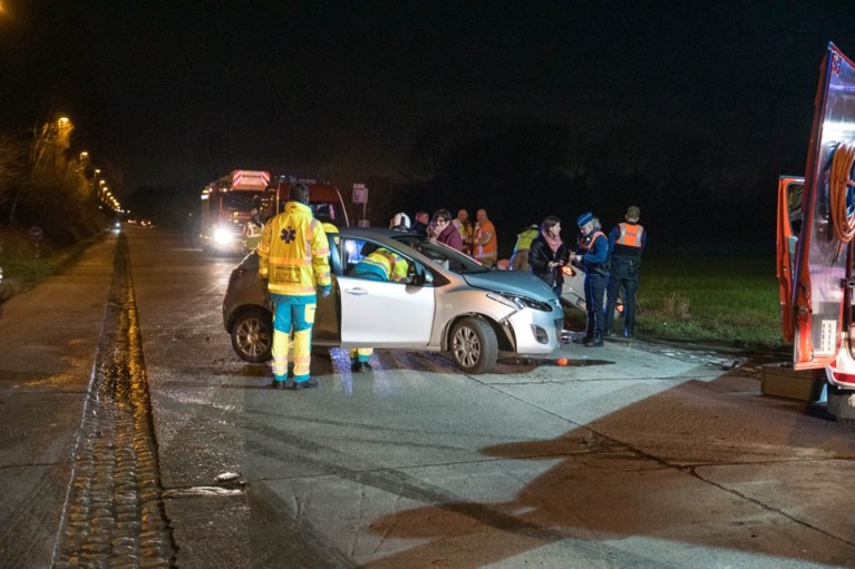Frontale botsing in Sinaai, brandweer bevrijdt twee personen uit voertuig