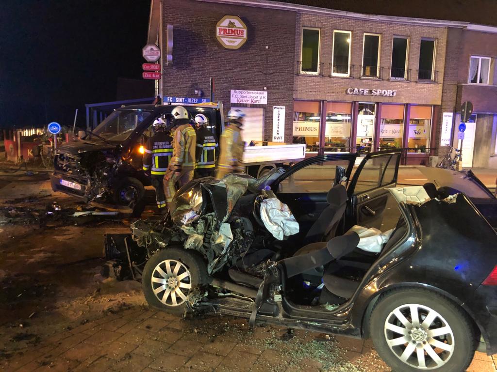 Twee personen zwaargewond afgevoerd na frontale botsing in Rijkevorsel