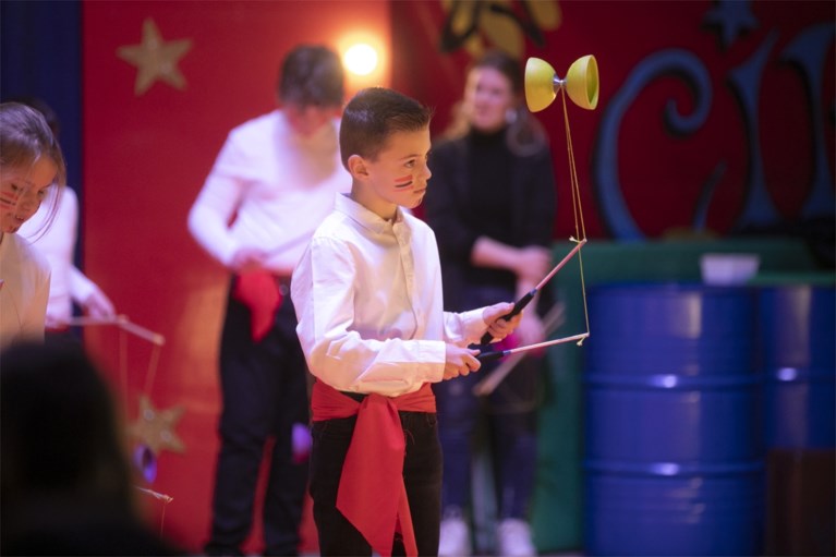 Clowns en acrobaten in circus Berlarini