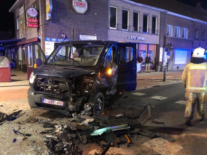 Twee personen zwaargewond afgevoerd na frontale botsing in Rijkevorsel