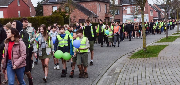 Indrukwekkende optocht in Arendonk om overleden Jasper Horsting te herdenken