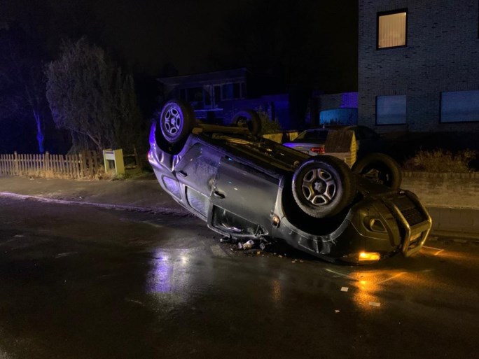 Auto gaat over de kop in centrum Katelijne