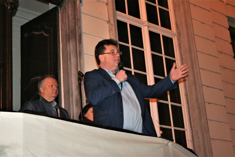 Fans Sporting Lokeren voeren actie aan stadhuis